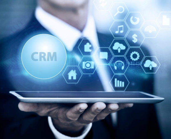 CRM (1) Personne tenant une tablette comme un plateau avec différents hologramme représentant le crm