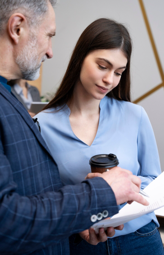 accompagnement Homme expliquant quelque chose à une personne à coté d'elle