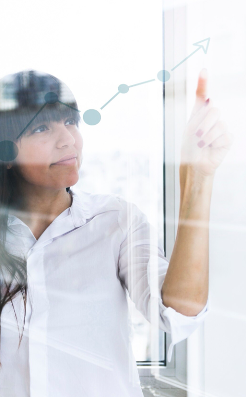 gestion Femme traçant une courbe ascendante
