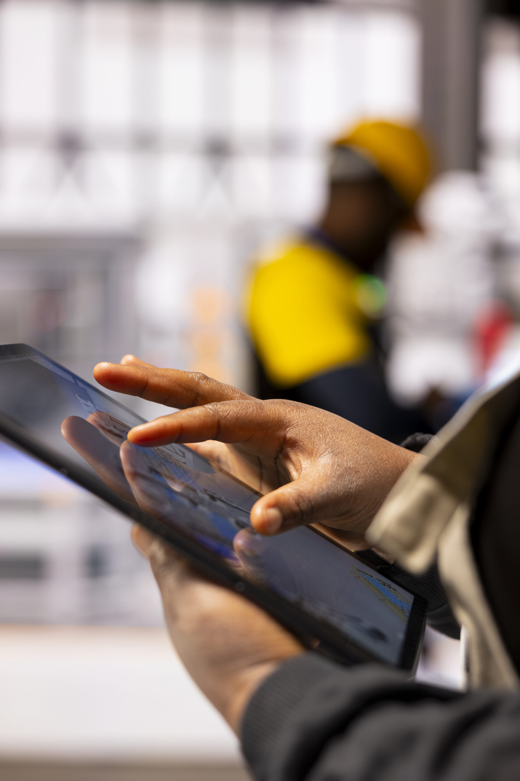 Industry 4.0 engineer programs automated assembly line and robot arm on tablet Personne se servant d'une tablette