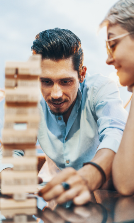 projet (2) Homme jouant au Jenga
